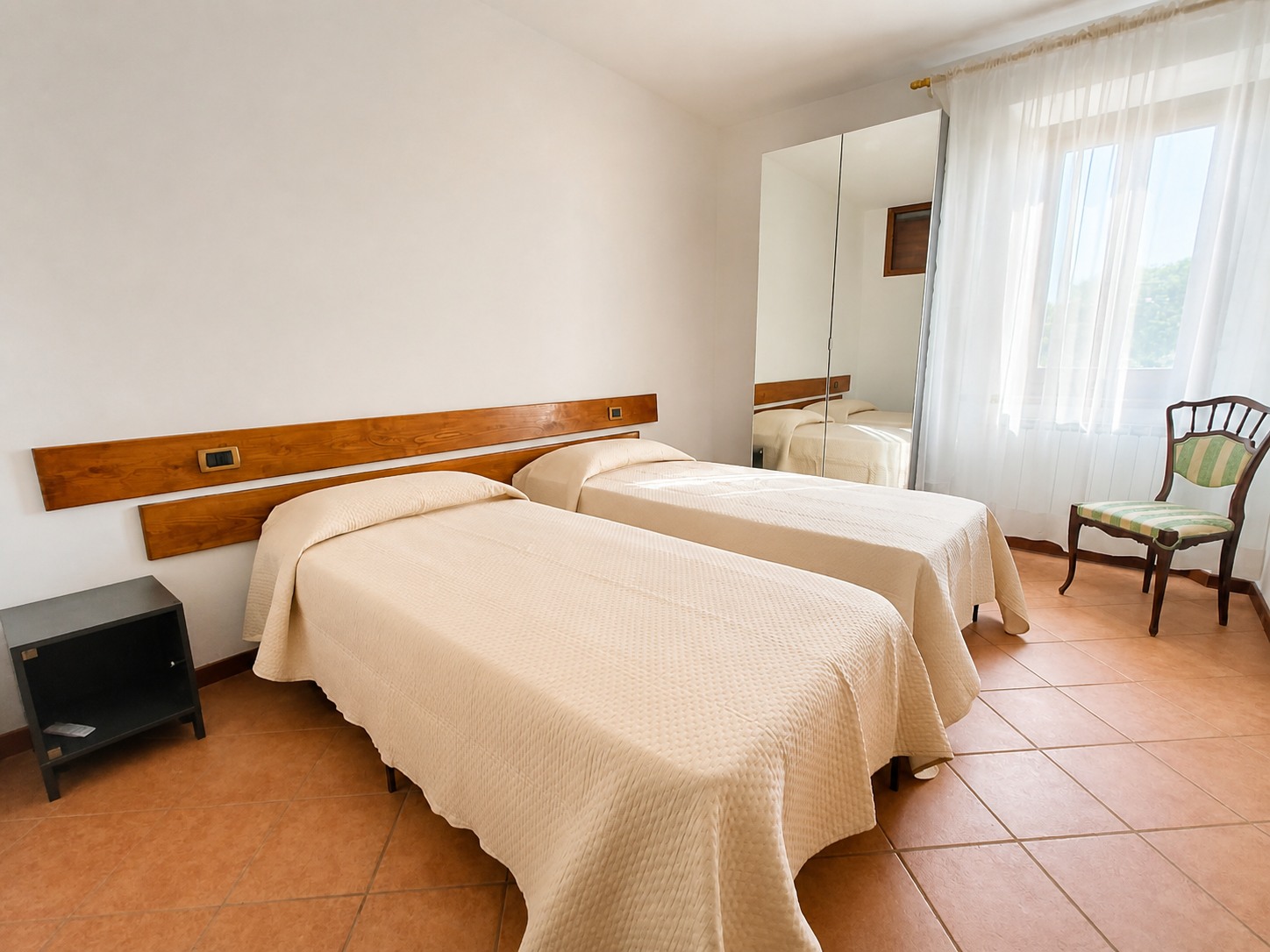 Prima camera con letto matrimoniale separabile