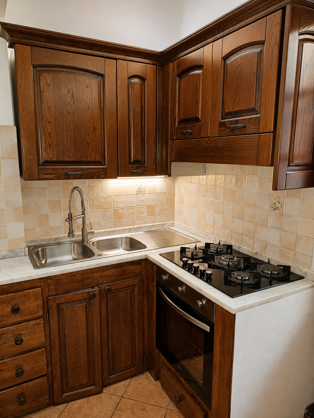 Cucina attrezzata con lavello, piano cottura a gas e forno