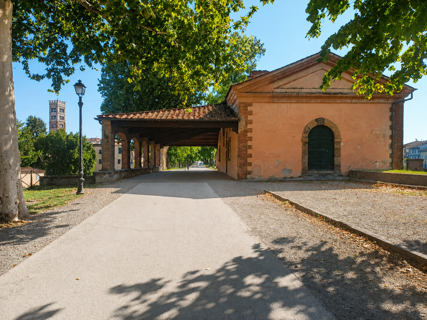 Passeggiata sulle Mura di Lucca con il campanile sullo sfondo